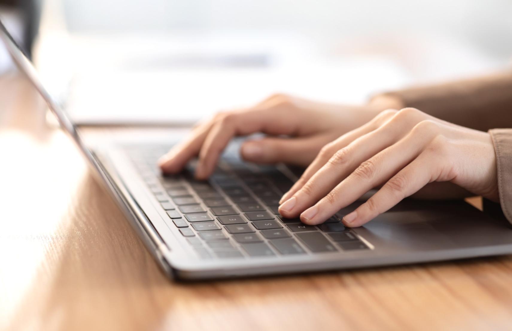 Bureau moderne avec équipement d'analyse financière